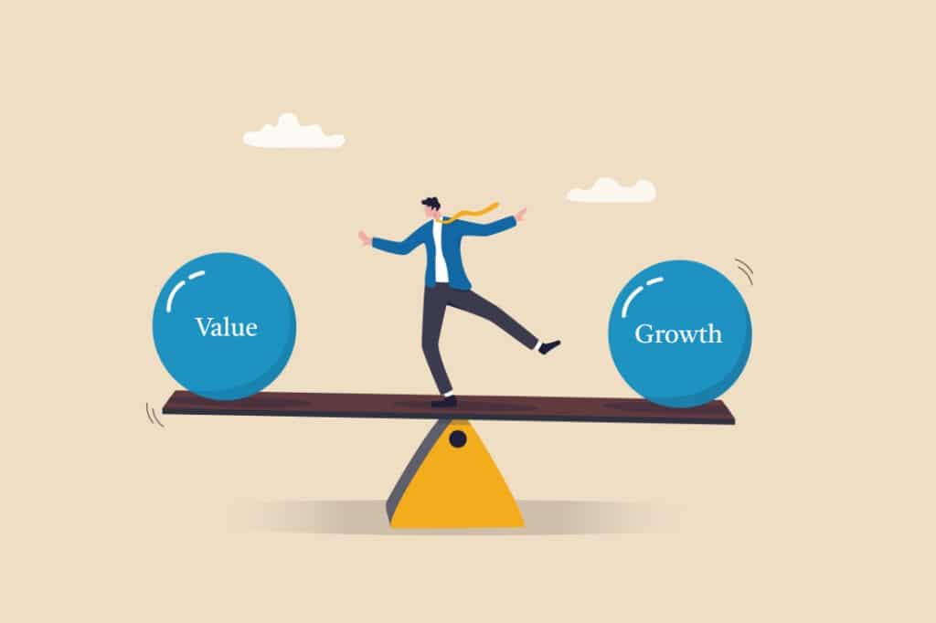 A balanced scale used to demonstrate the difference of value vs growth investing